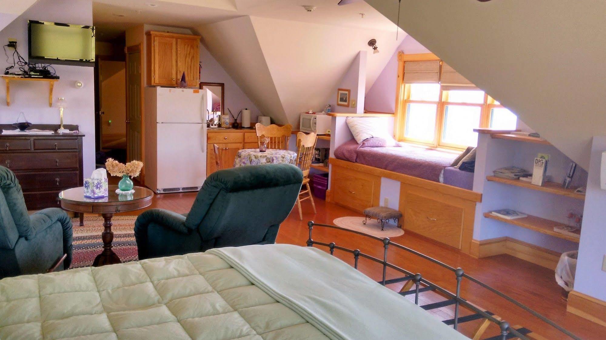 Wave Walker Bed And Breakfast Surry Exterior photo